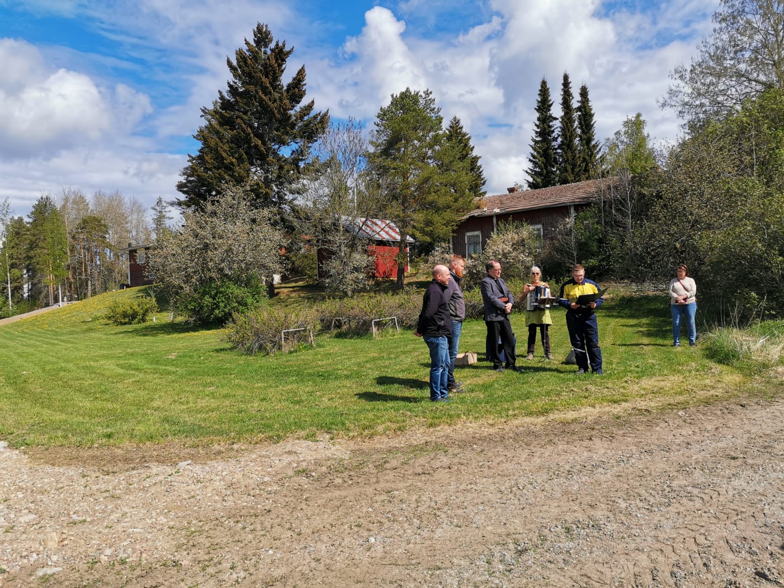 Kylvösiunaus Vahdolla Helatorstaina 26.5. Janne Koiviston tilalla. Kuvassa Kalle Rantanen, Tomi Aaltonen, kappalainen Veikko Sailola, kanttori Hanna Likitalo-Goesch, isäntä Janne Koivisto.