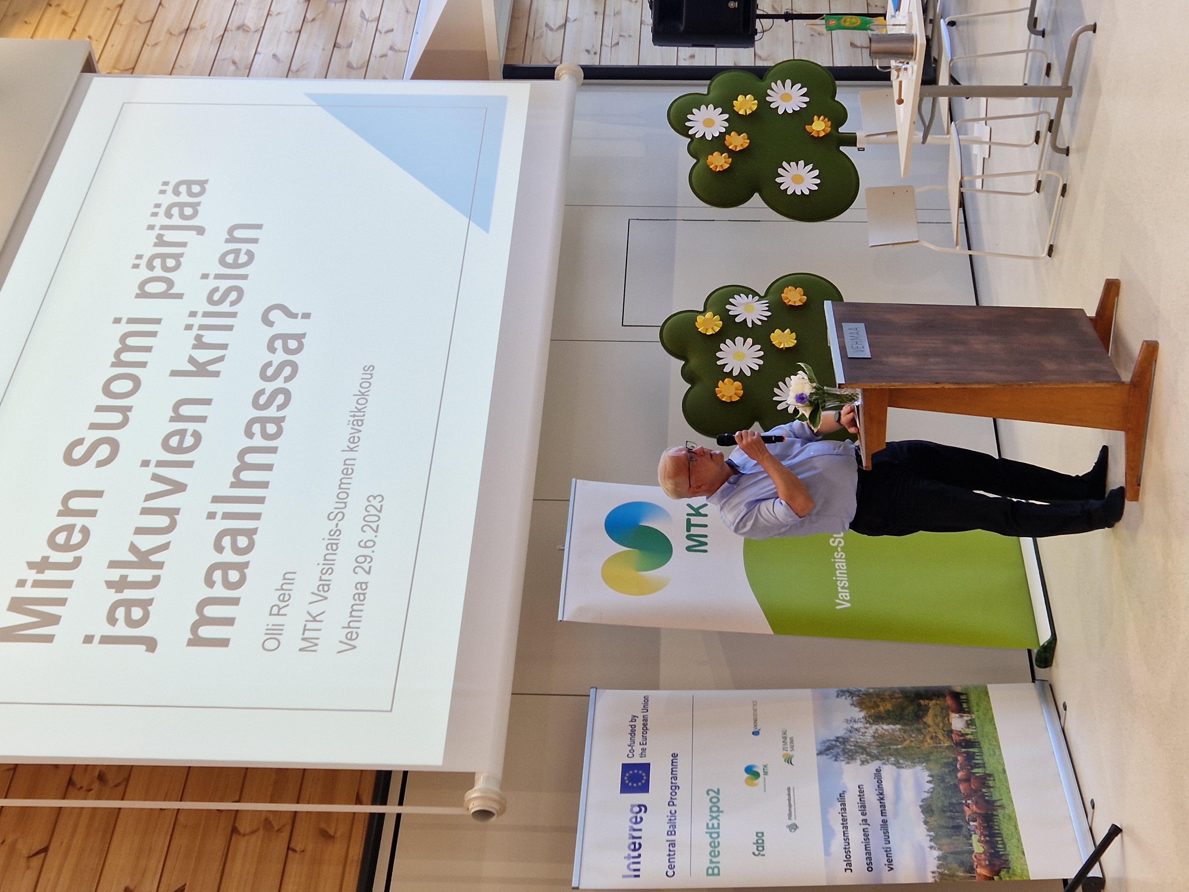 Kokousesitelmän piti Olli Rehn