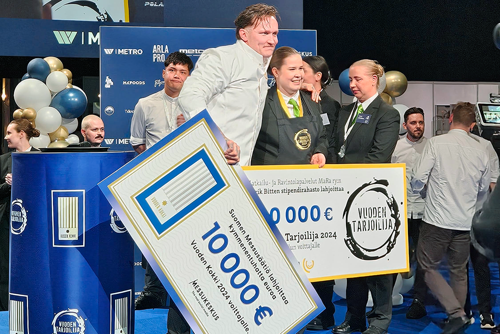 Vaasemmalla Vuoden Kokki, Simo Harrivaara ja Vuoden Tarjoilija, Janika Tiensuu. Kuva: MTK