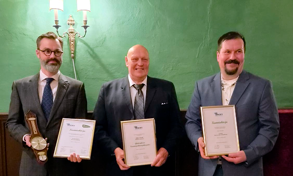 Vasemmalta Alexander Aminoff (salolainen Wiurilan Kartano on Vuoden 2026 Kehittyvä Maaseutumatkailuyritys), Mikko Lindell (Suomen Maaseutumatkailuyrittäjät ry:n kunniapuheenjohtaja), Janne Sammalkangas (sodankyläläinen Visatupa on Vuoden 2026 Maaseutumatkailun Kellokas).  